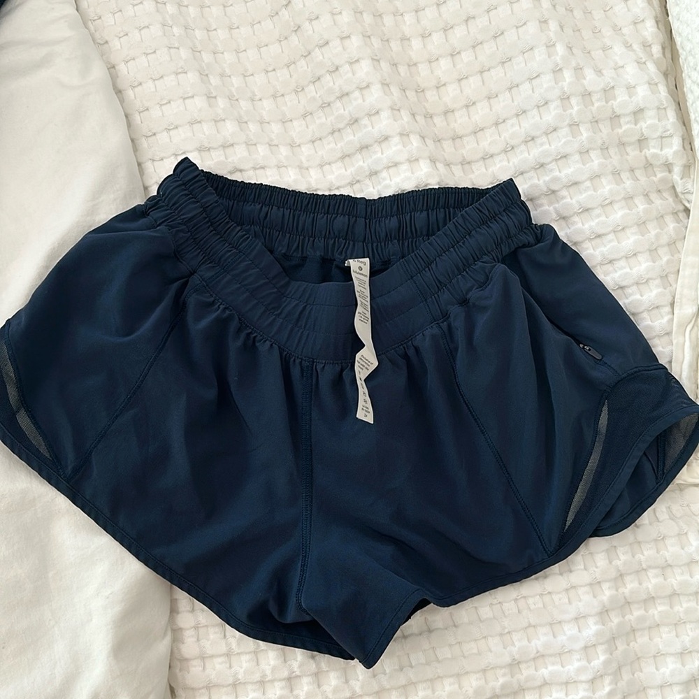 Lululemon 6 Reg navy hotty hot shorts EUC